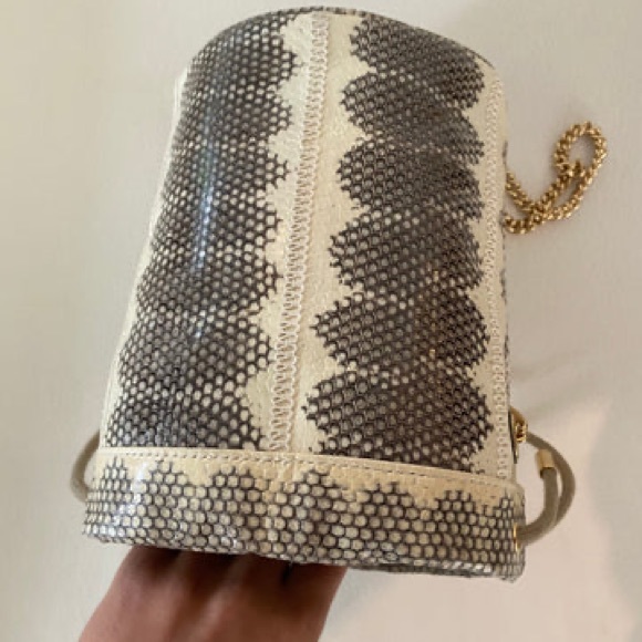 GUCCI BUCKET BAG (AUTHENTIC) - Picture 7 of 16